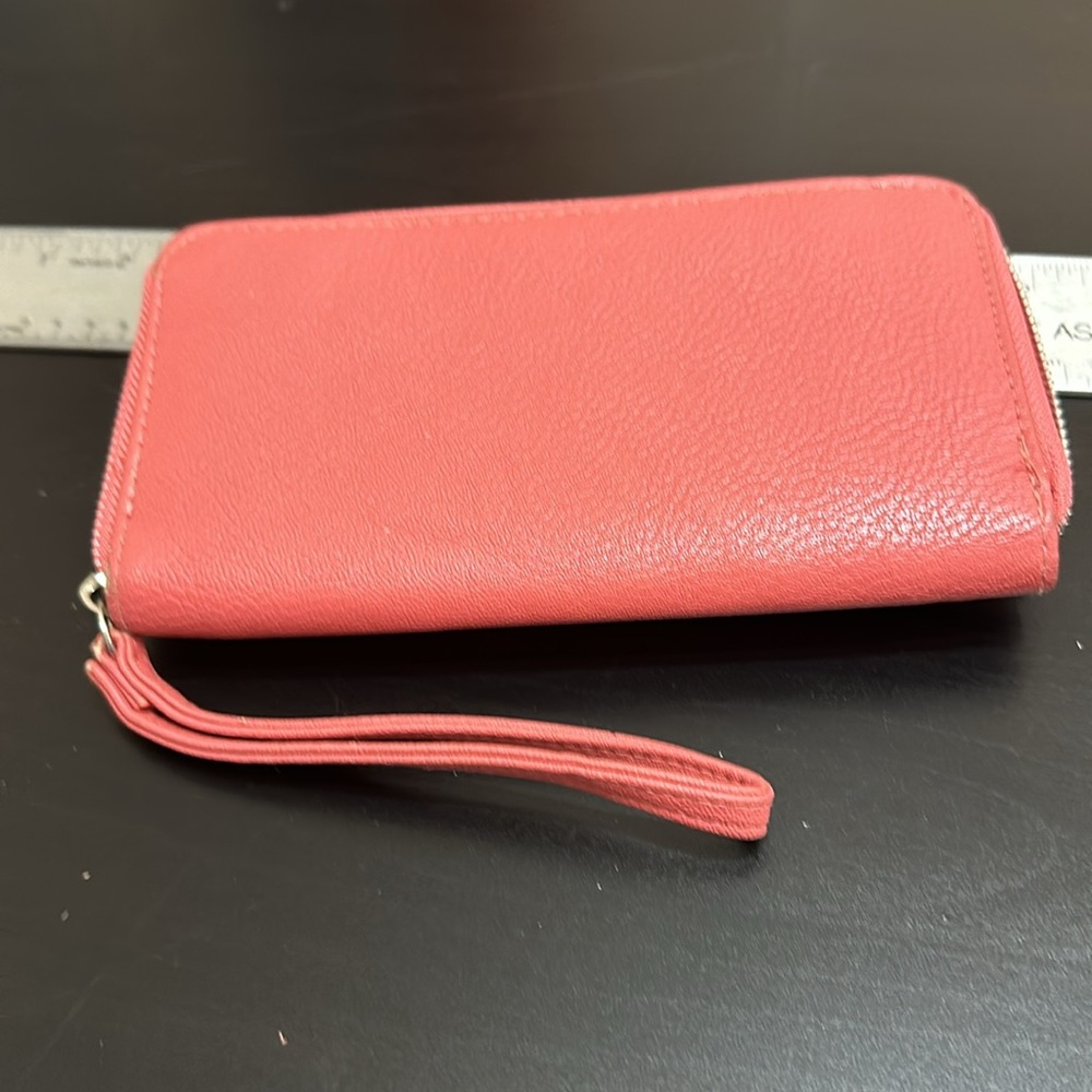 Adorable Tahari pink wristlet! - Picture 4 of 9